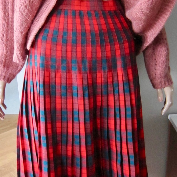 Vintage Aljean 60s red and green tartan pleated wool midi skirt made in Canada - Picture 8 of 16